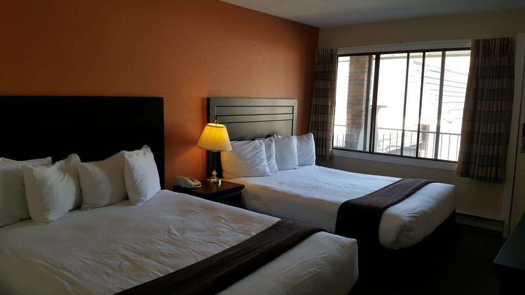 North Pointe Inn And Suites เคโลว์นา ภายนอก รูปภาพ