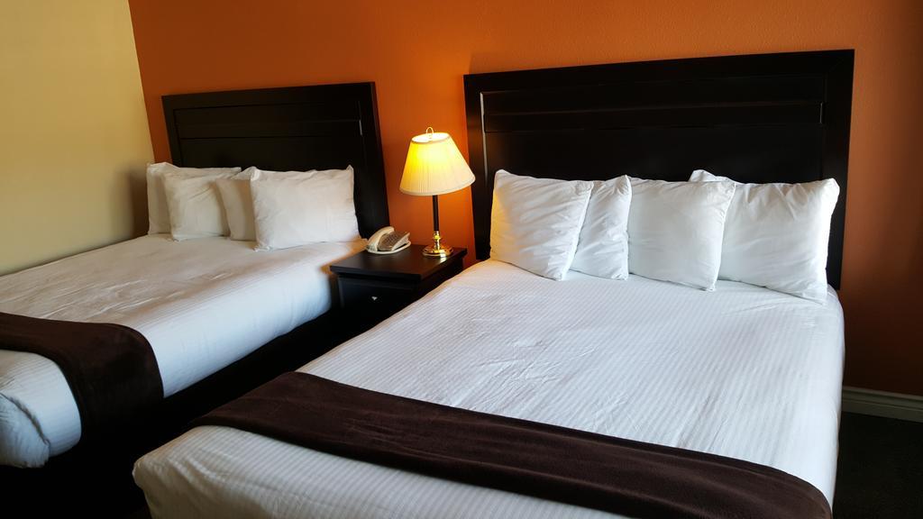 North Pointe Inn And Suites เคโลว์นา ภายนอก รูปภาพ