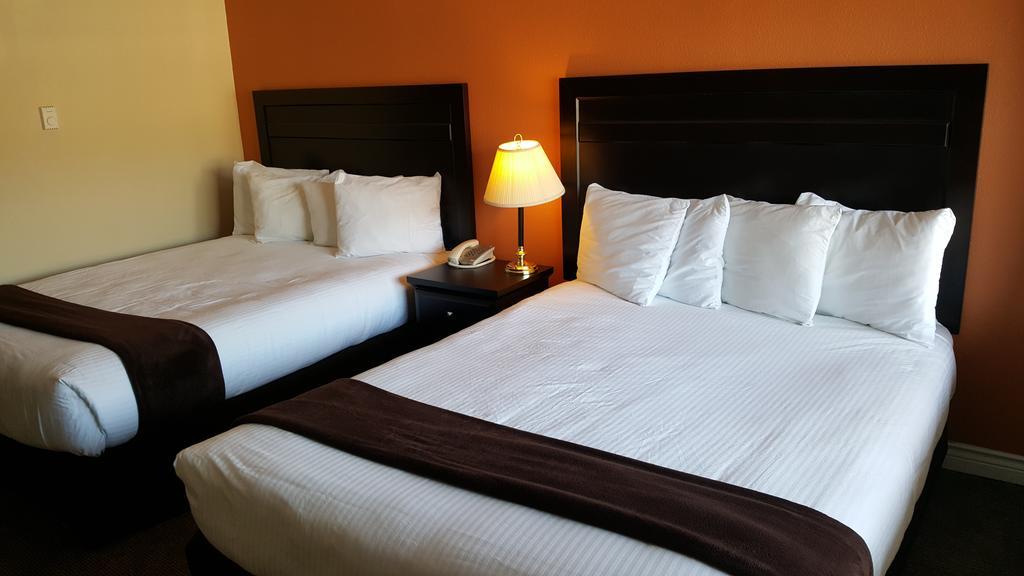 North Pointe Inn And Suites เคโลว์นา ภายนอก รูปภาพ