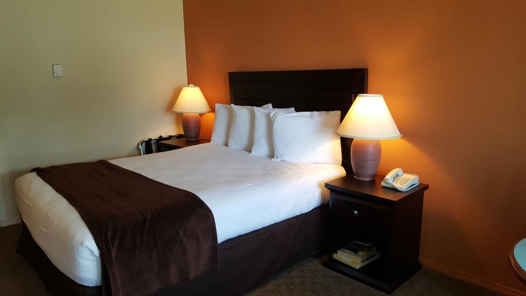 North Pointe Inn And Suites เคโลว์นา ภายนอก รูปภาพ